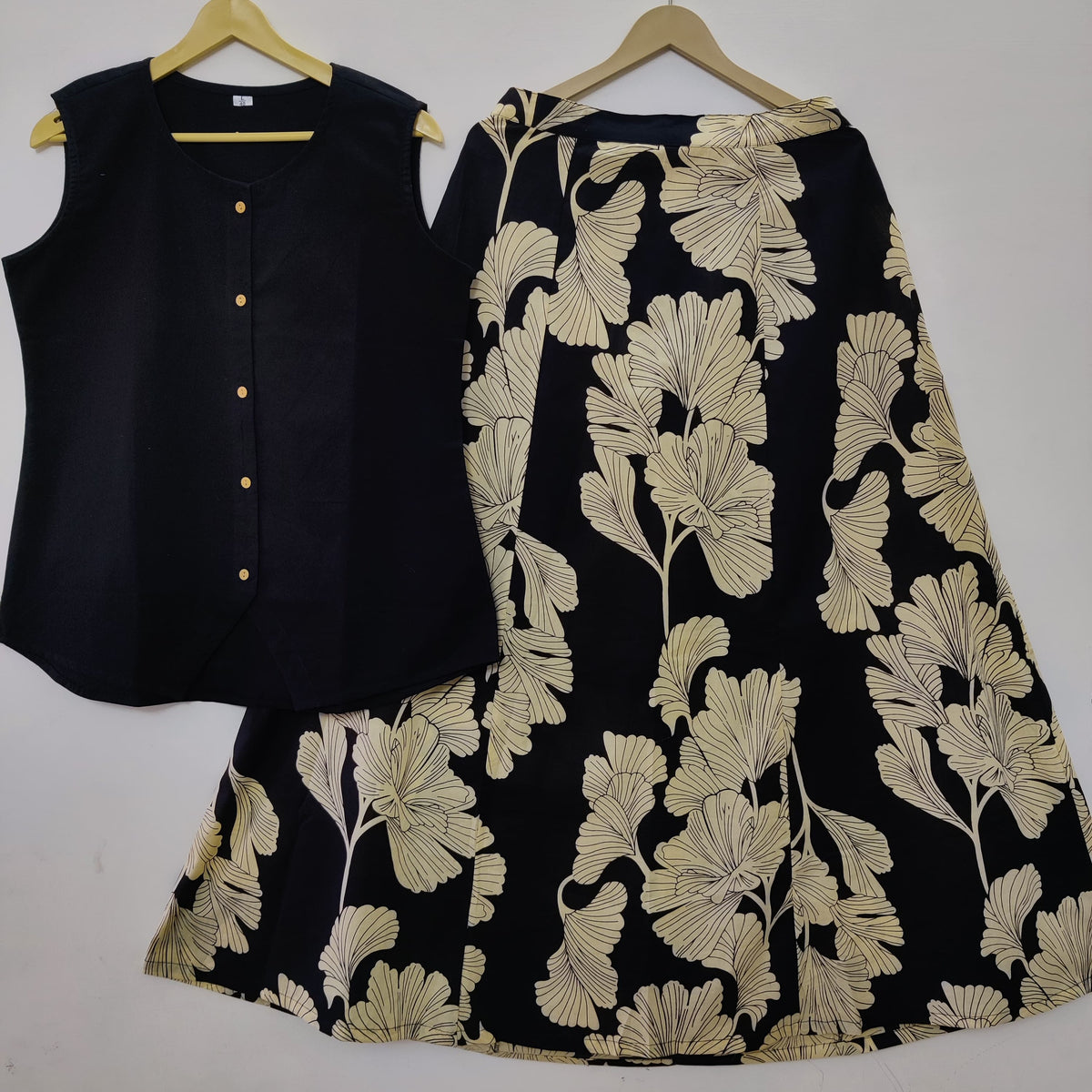 Elegant Black Sleeveless Kurta and Skirt Set with Ginkgo Leaf Print