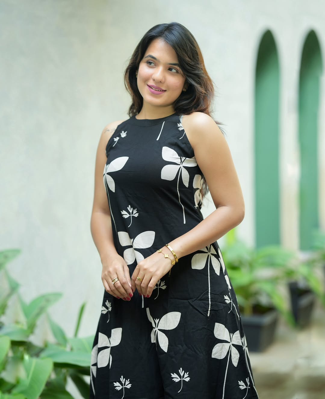 Bold Black & White Botanical Print Sleeveless Kurta Set