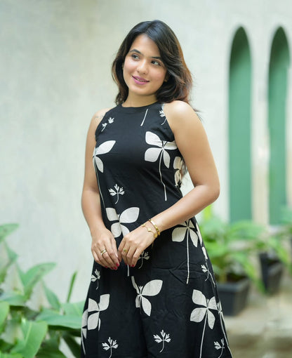 Bold Black & White Botanical Print Sleeveless Kurta Set